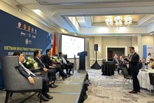 Dialogue entre investisseurs américains et dirigeants de la province de Hung Yen. Photo : VNA.