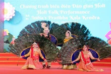 Un spectacle folklorique Holi présenté par des artistes indiens dans la zone touristique nationale de Tam Chuc. Photo : VNA.