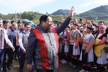 Le PM Pham Minh Chinh rejoint la population locale de la commune de Sà Dê Phin, dans le district de Sin Hô, dans la province montagneuse septentrionale de Lai Châu, à la Fête de la grande union nationale, le 19 novembre 2023. Photo : VNA.