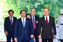Le Premier ministre vietnamien, Pham Minh Chinh (à gauche) et le Président du Parti Russie unie, également le vice-président du Conseil de Sécurité de la Fédération de Russie, Dmitri Medvedev. Photo : NDEL.