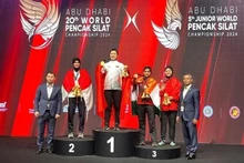 Quàng Thi Thu Nghia sur la plus haute marche du podium de la catégorie des 75 kg femmes aux 20es Championnats du monde de pencak silat. L'équipe vietnamienne de pencak silat veut dominer les 33e Jeux d'Asie du Sud-Est qui se tiendront plus tard cette année en Thaïlande. Photo baosonla.vn