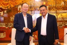 Le président du comité populaire de Hanoï, Trân Sy Thanh (à droite) et le président de Charmvit, Lee Dae Bong. Photo: thoidai.com.vn