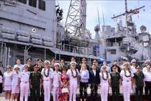 Le porte-avions de la Marine américaine USS Ronald Reagan visite le Vietnam