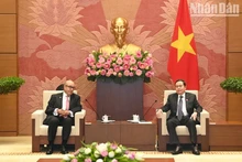 Le président de l'Assemblée nationale (AN) Tran Thanh Man (droite) et Najib El Khadi, secrétaire général de la Chambre des représentants du Maroc et président de l'Association des secrétaires généraux des Parlements (ASGP). Photo: NDEL 