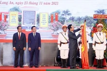 Le Président Vo Van Thuong décerne l’Ordre Hô Chi Minh à l'organisation du Parti, aux autorités et au peuple de la province de Long An pour leurs contributions importantes à l’œuvre du Parti et de l'État. Photo : VNA.