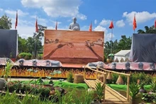 Le tableau placé sur le thème « Le riz Soc Trang d’antan et d'aujourd’hui » a des dimensions de 4 m de haut, 7 m de large et 10 mm d'épaisseur. Photo : VNA.