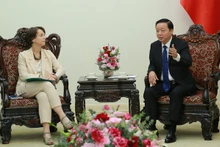 Le vice-Premier ministre Trân Hông Hà recevant la directrice générale adjointe de l’Agence française de développement (AFD), Marie-Hélène Loison, à Hanoi, le 17 mai. Photo: VGP