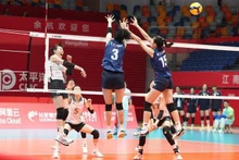 L'équipe féminine vietnamienne de volley-ball connaît une journée de compétition réussie, battant la République de Corée 3-2 pour se qualifier ainsi pour le deuxième tour. Photo : VNA.