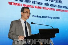 Le vice-président de la Commission nationale de surveillance financière, Vu Nhu Thang, s'exprime à la conférence. Photo : VNA.