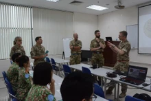 Le Vietnam et le Royaume-Uni partagent des expériences en matière de maintien de la paix. Photo : VNA.