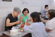 La ministre australienne des Affaires étrangères, Penny Wong (à l’extrême gauche), goûte des nouilles au poulet à Hanoï en juin 2022. Photo : Ambassade d’Australie au Vietnam. 