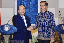Le Premier ministre Nguyên Xuân Phuc (à gauche) et le Président Joko Widodo rencontrent la presse dans le cadre de sa visite en Indonésie, le 12 octobre 2018. Photo d’archives : VNA.
