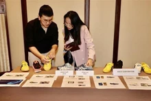 Des produits authentiques et contrefaits sont exposés lors du colloque. Photo : VNA.