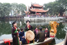 Les artistes, en groupes d'hommes et de femmes, présentent le "quan họ" (chant alterné). Photo : VNA.