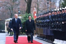 Le Premier ministre vietnamien Pham Minh Chinh (à droite) et son homologue polonais Donald Tusk inspectent la garde d’honneur, à Varsovie, le 16 janvier. Photo: VNA 