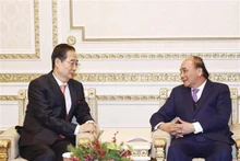 Le Président Nguyên Xuân Phuc (à droite) et le Premier ministre ministre sud-coréen Han Duck Soo, à Séoul, le 5 décembre. Photo: VNA