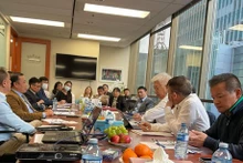 Les membres de l’Association des Entrepreneurs Vietnam - Canada réunis avec le consul général du Vietnam à Vancouver, Nguyên Quang Trung (au centre, à gauche). Photo : VNA.