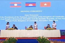 Le Président de l’Assemblée nationale du Vietnam, Vuong Dinh Huê (à droite) et ses homologues cambodgien Samdech Heng Samrin et lao Saysomphone Phomvihane signent la déclaration conjointe. Photo : VNA.