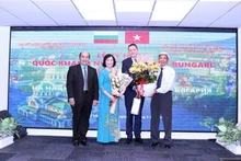 L’ambassadeur de Bulgarie au Vietnam, Pavlin Todorov, recevant des bouquets de fleurs de félicitations de la part de l’Union des organisations d’amitié de Hô Chi Minh-Ville et de l’Association d’Amitié Vietnam - Bulgarie de Hanoi. Photo : VNA.