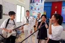 Les jeunes de Làng Hy Vọng sont enthousiastes devant la fanfare de la marine américaine. Photo : TP.com.vn