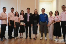 Des étudiants vietnamiens participent à l’enseignement du programme « Tiếng Việt vui » et les délégués prennent des photos souvenirs. Photo ; thoidai.com.vn