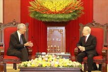  Le Secrétaire général du Parti, Nguyên Phu Trong (à droite), reçoit le Premier ministre singapourien, Lee Hsien Loong. Photo : VNA.