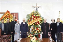 Le chef de l'État Nguyên Xuân Phuc visite l'archidiocèse de Hanoï à l'occasion de Noël et du Nouvel An 2023. Photo : VNA