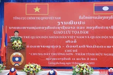 Le général Luong Cuong, chef du Département général de la politique de l’Armée populaire du Vietnam lors de l’événement à Luang Prabang, le 18 novembre. Photo : VNA.