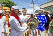 Des Cham battent le gong et effectuent un rituel lors de la fête Katé 2022. Photo : VNA