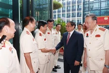 Le Premier ministre Pham Minh Chinh (en veste noir) et le ministre de la Sécurité publique Tô Lâm (à sa gauche) avec les délégués au congrès. Photo : VNA.