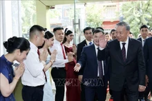 Le président Tô Lâm visite l'entreprise de télécommunications Metfone au Cambodge. Photo : VNA.