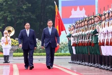 Cérémonie d'accueil en l'honneur du Premier ministre cambodgien à Hanoï. Photo : VNA.