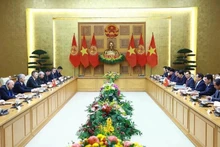 Lors des entretiens entre le Premier ministre vietnamien Pham Minh Chinh et son homologue kirghize Adylbek Kasymaliev. Photo : VNA. 