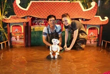 L’artiste, Phan Thanh Liêm, et son élève Hoang, Huong Giang. Photo fournie par l’artiste. 
