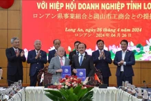 Signature d'un mémorandum de coopération entre des associations d’entreprises de Long An et d'Okayama. Photo: VNA