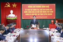 Le Président de l’Assemblée nationale Vuong Dinh Huê à la séance de travail avec les autorités de Tuyên Quang. Photo : VNA.