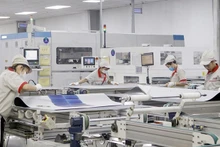 Production de batteries solaires à la Société par actions Vietnam Sunergy, dans la zone industrielle de Dinh Tram province de Bac Giang. Photo : NDEL.