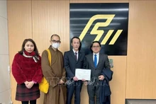  Le représentant du comité de mobilisation de fonds a présenté le don au représentant en chef d'Ishikawa. Photo : VNA.