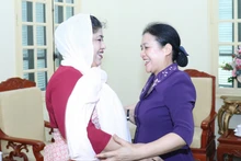  L’ambassadrice Nguyên Phuong Nga (à droite) et Samina Naz, ambassadrice du Bangladesh au Vietnam. Photo : thoidai.com.vn