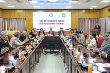 Séance d'échange d'informations sur la Roumanie organisée par la VUFO en coordination avec l'Association d'amitié Vietnam - Roumanie et l'ambassade de Roumanie au Vietnam le 3 avril à Hanoi. Photo : thoidai.