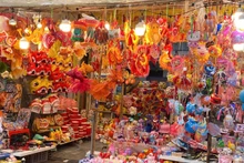 Située dans le vieux quartier de Hanoï, la rue Hang Ma est célèbre pour ses produits artisanaux traditionnels. 