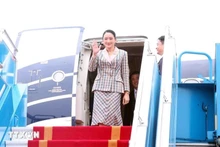 La Première ministre thaïlandaise Paetongtarn Shinawatra à l'aéroport international Nôi Bai, à Hanoi. Photo : VNA. 