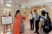 Une délégation de journalistes étrangers résidant au Vietnam découvre la culture de Sa Huynh. Photo : baoquocte.vn