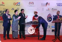 Le vice-président du Comité populaire de Hô Chi Minh, Bùi Xuân Cuong, inaugure aux coups de gong l’exposition sur la Malaisie. Photo : VNA.