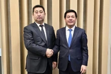 Le ministre de l’Industrie et du Commerce, Nguyen Hong Dien, et le ministre de l’Agriculture du Kazakhstan, Aidarbek Saparov. Photo : congthuong.