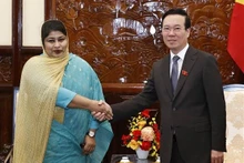 Le Président Vo Van Thuong reçoit Mme Samina Naz, ambassadrice du Bangladesh au Vietnam. Photo : VNA.