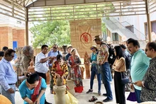 Une délégation de professionnels du tourisme indien en visite à Bàu Truc, un village de potiers dans la province de Ninh Thuân. Photo : NDEL.