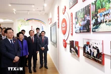 Le Président de l'Assemblée nationale du Vietnam, Vuong Dinh Huê, visite le Gubei Civic Center. Photo : VNA.