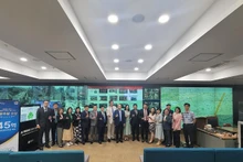La délégation vietnamienne a visité le centre de contrôle intégré situé au siège de l’Hôtel de Ville d’Anyang. Photo : thoidai.com.vn