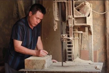 Phi partage que pour créer une bonne marionnette sur l’eau, la condition préalable est que l’artisan doit avoir une véritable passion. Photo : VOV.